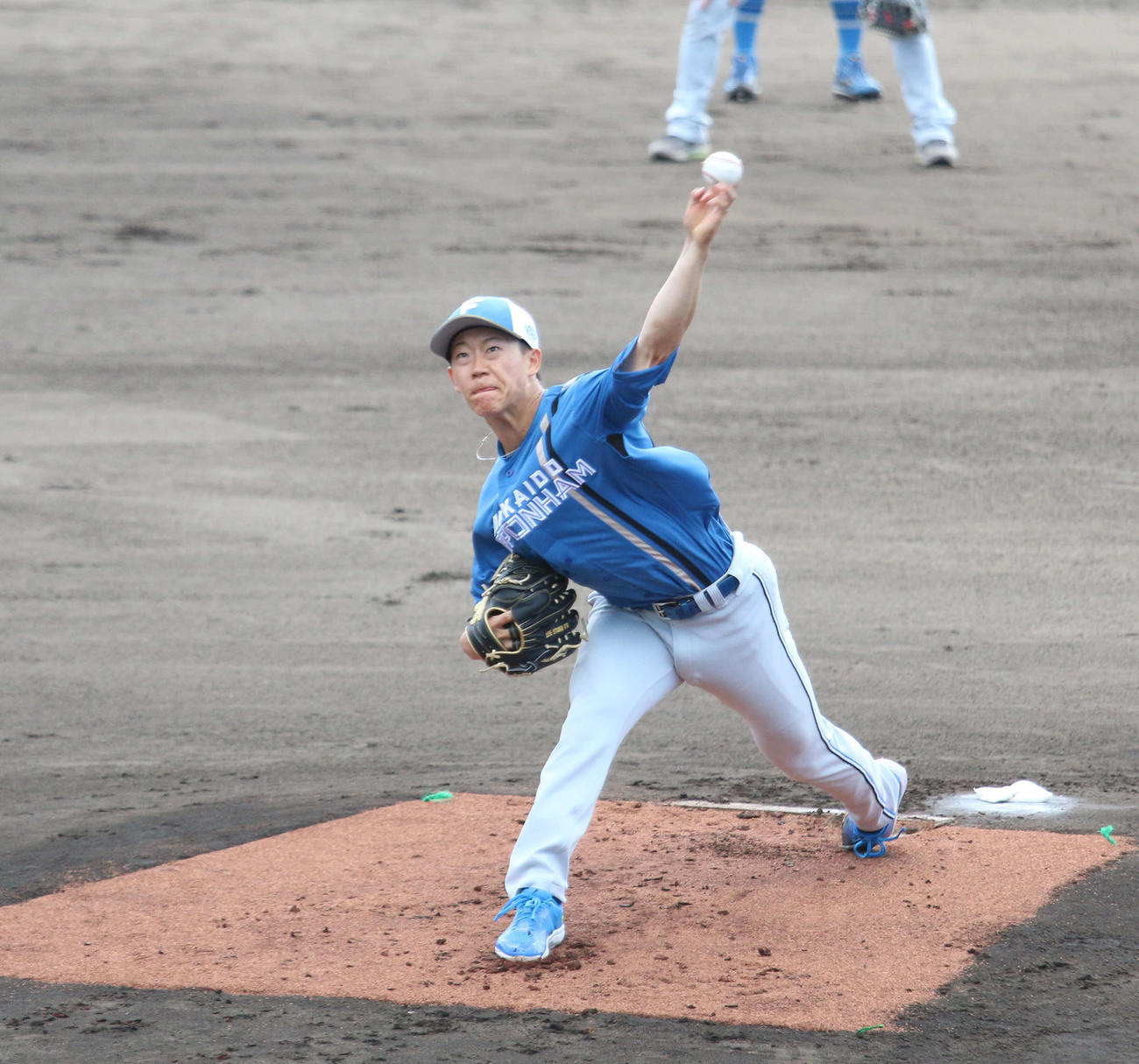 沖縄・国頭キャンプで実戦形式のライブBPに登板した日本ハム矢沢（撮影・木下大輔）