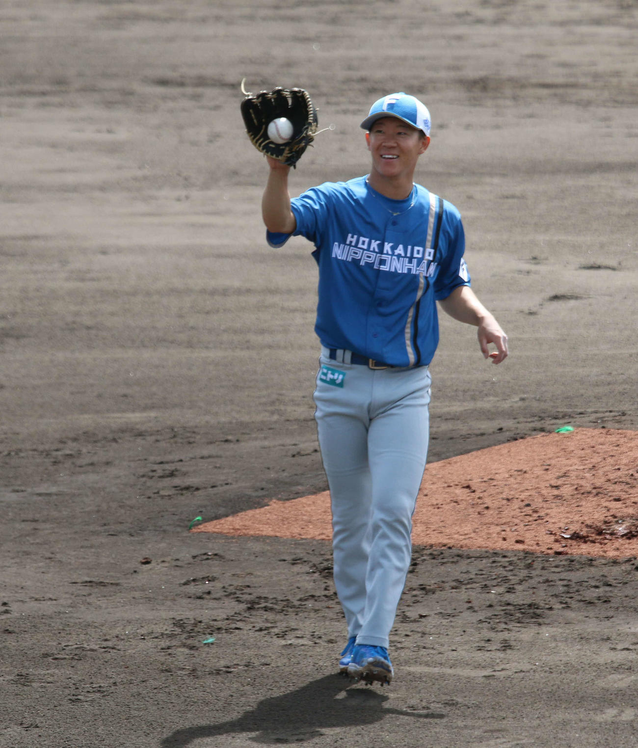 沖縄・国頭キャンプで実戦形式のライブBPに登板した日本ハム矢沢（撮影・木下大輔）