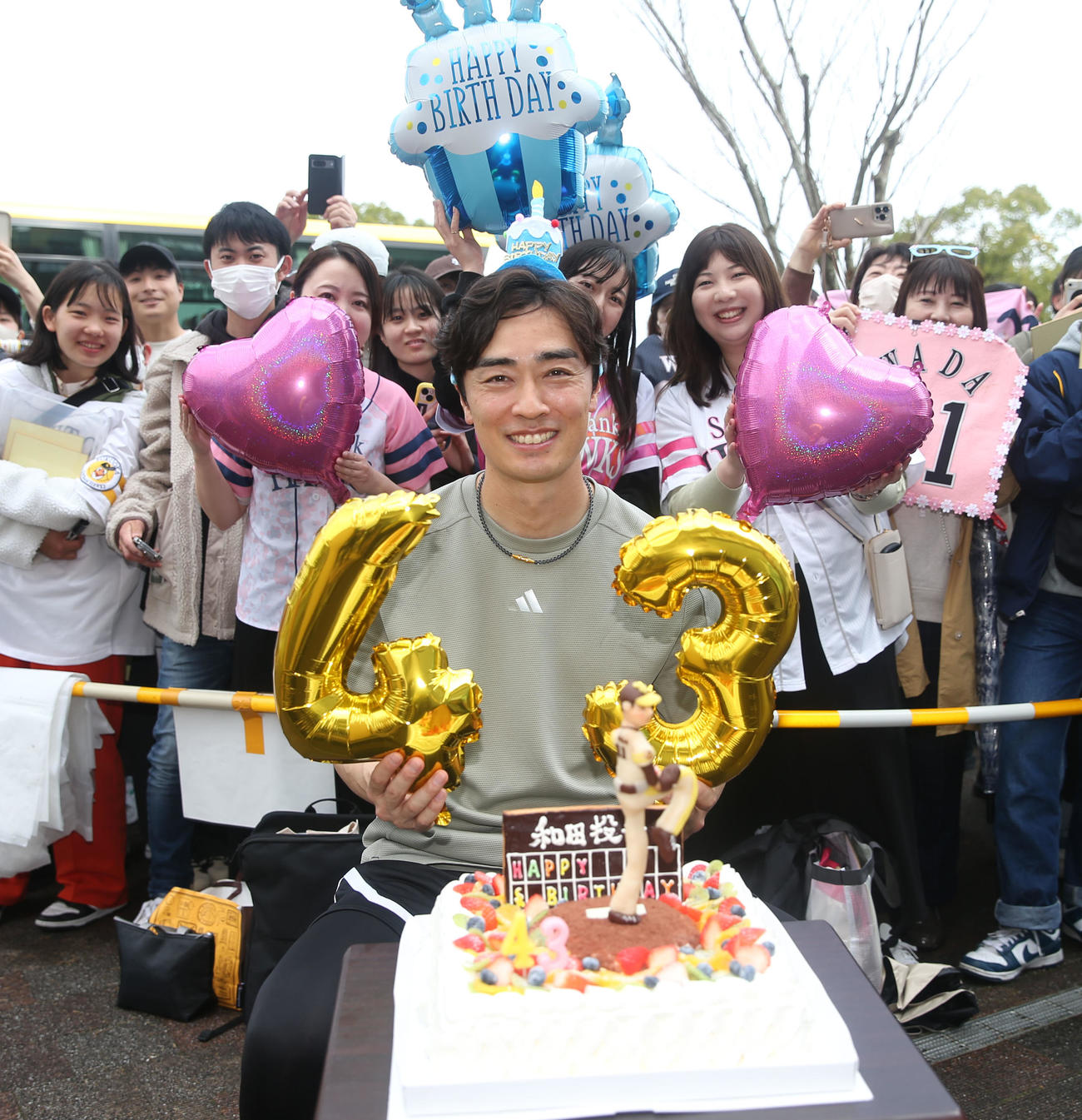誕生日を迎えたソフトバンク和田はケーキを前に笑顔で記念撮影（撮影・冨田成美）