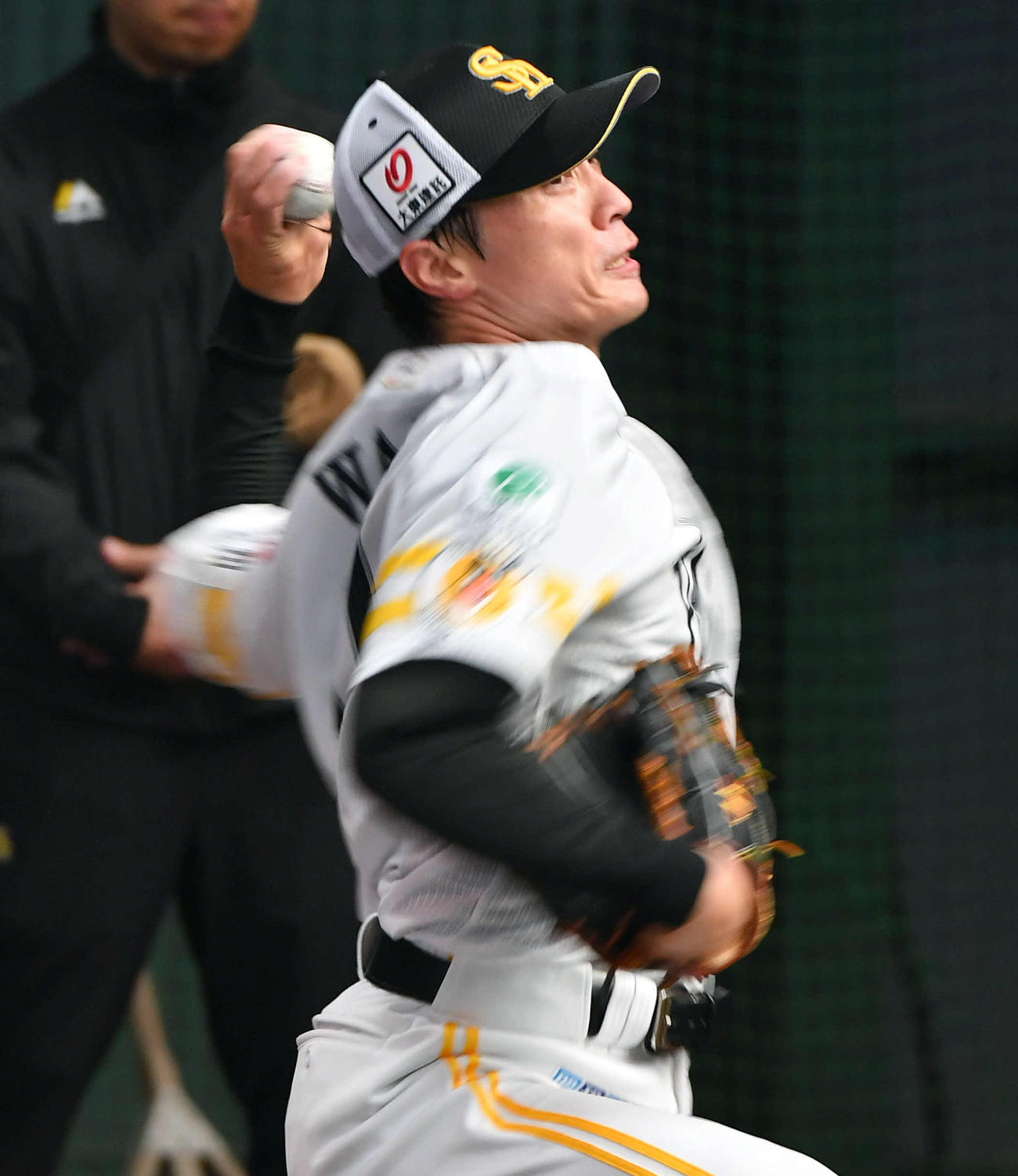 ブルペンで投げ込むソフトバンク和田（撮影・岩下翔太）