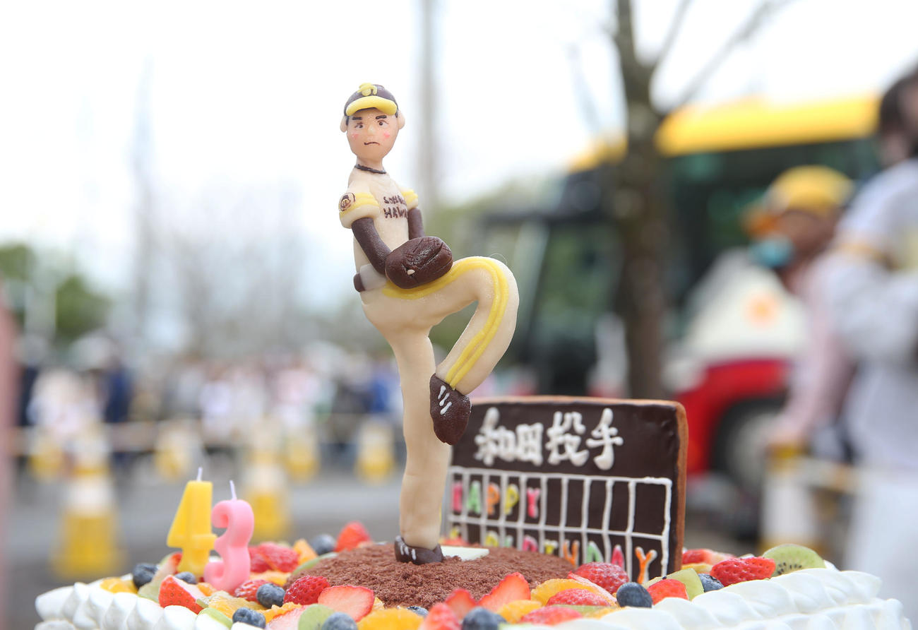 誕生日を迎えたソフトバンク和田、報道陣からケーキのプレゼント（撮影・冨田成美）