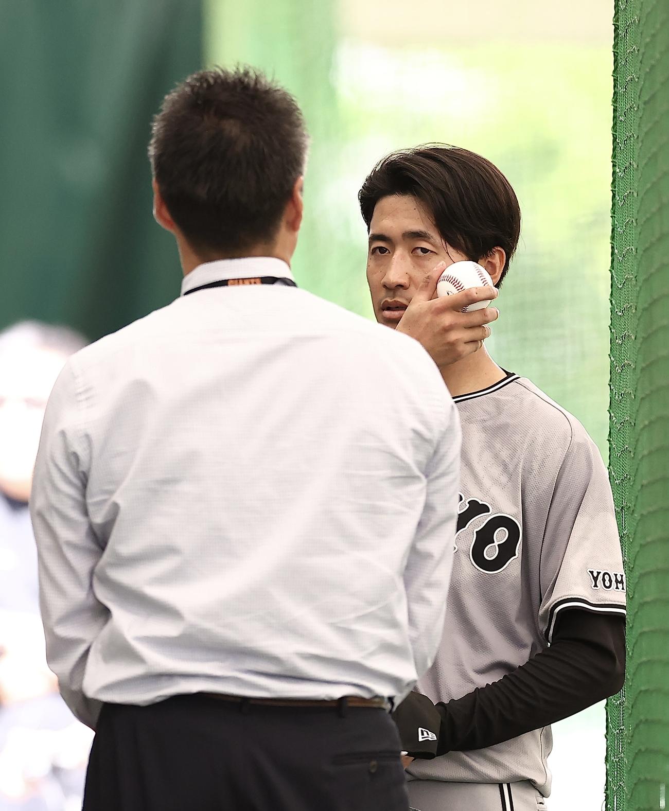 上原氏（手前）からアドバイスを受ける巨人西舘（撮影・河田真司）