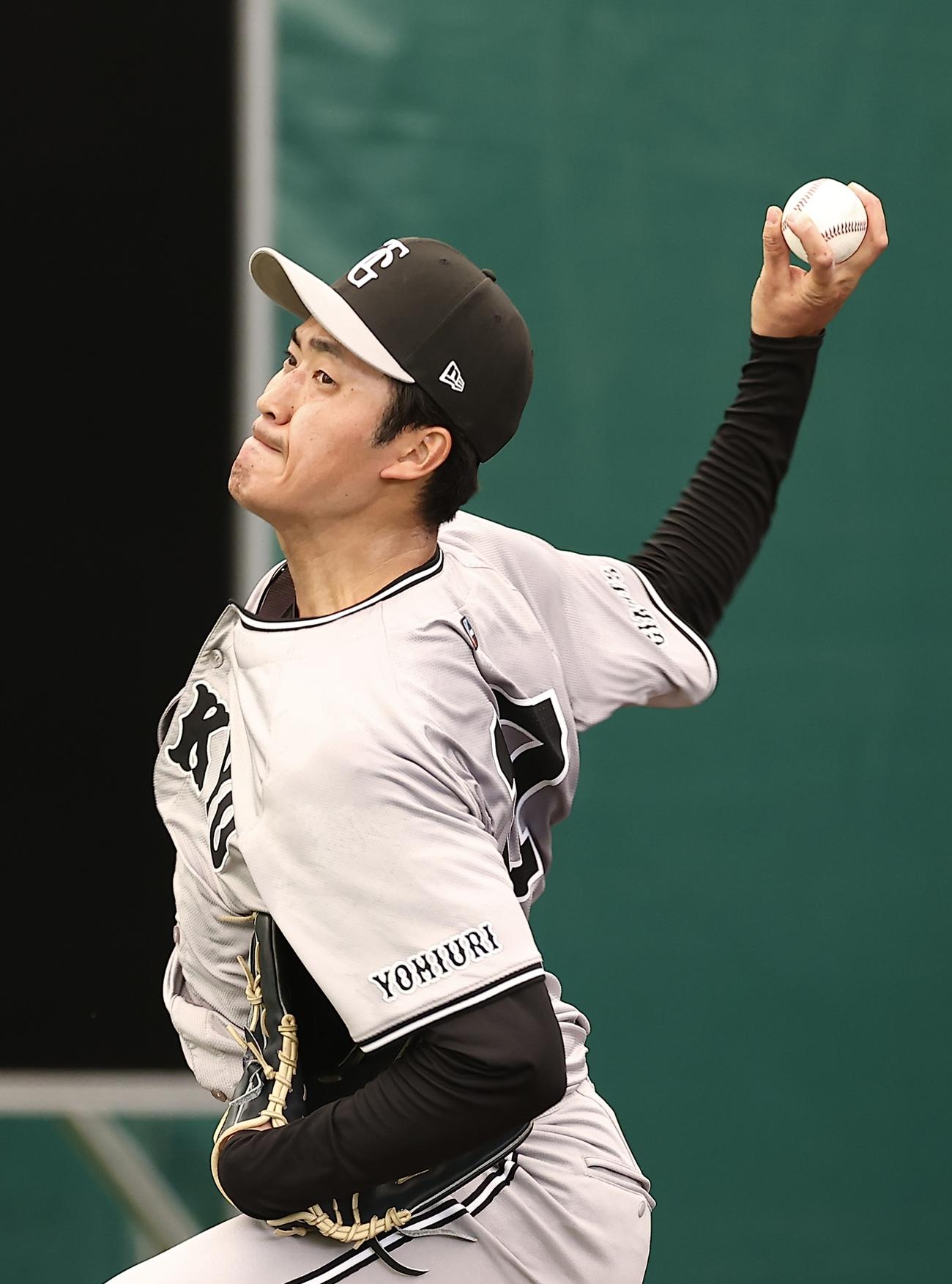 ブルペン投球する西舘（撮影・河田真司）