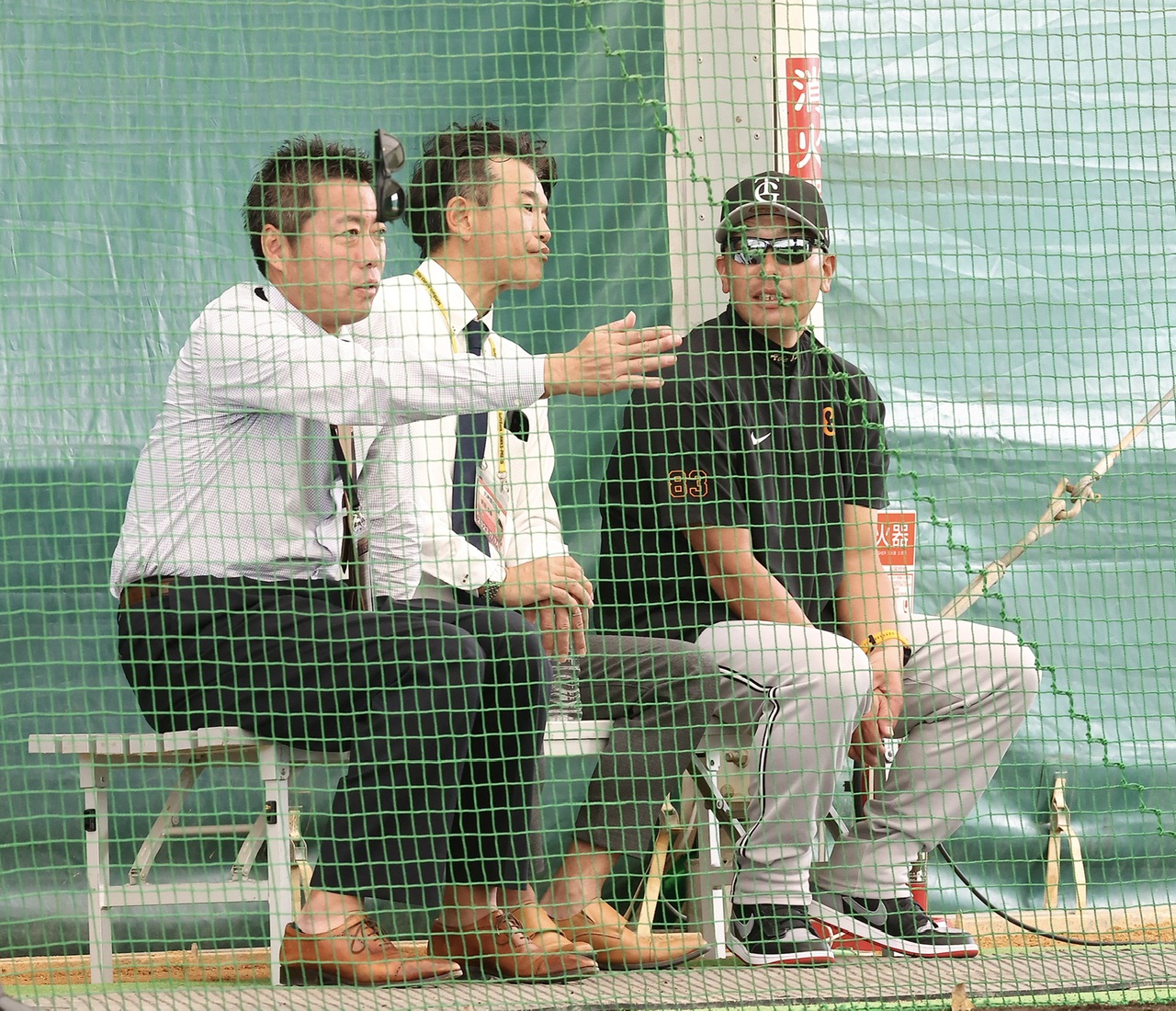 ブルペンで巨人西舘の投球を見守る、左から上原氏、前田氏、阿部監督（撮影・河田真司）