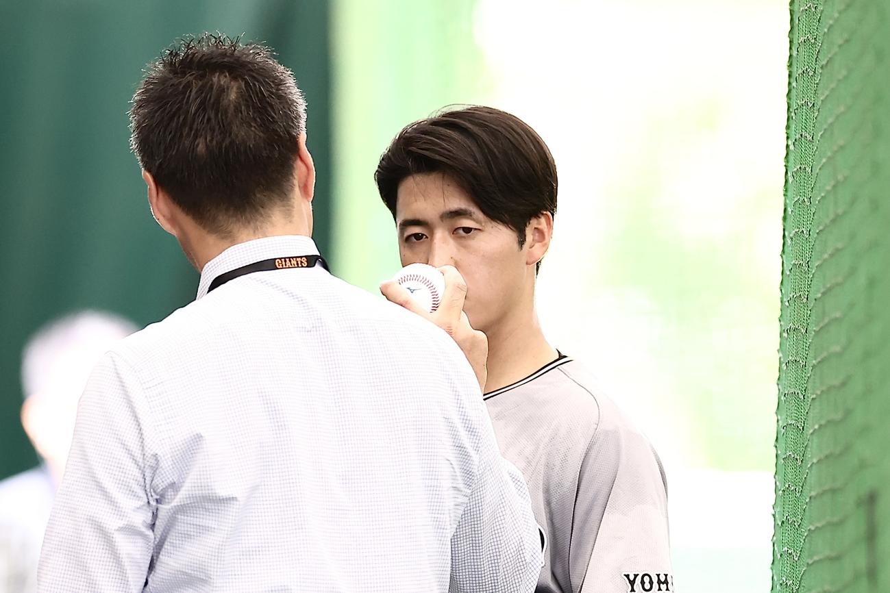 上原氏（手前）からアドバイスを受ける巨人西舘（撮影・河田真司）
