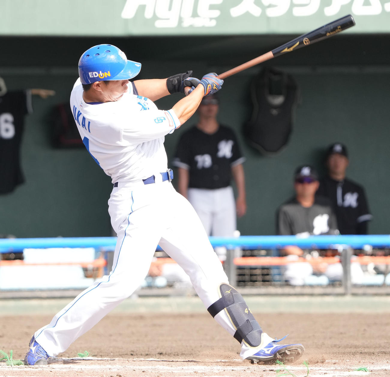 中日対ロッテ　7回裏中日無死一塁、左越え2点本塁打を放つ鵜飼（撮影・森本幸一）