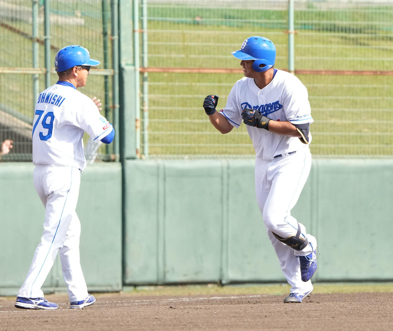 中日対ロッテ　7回裏中日無死一塁、左越え2点本塁打を放った鵜飼（右）（撮影・森本幸一）