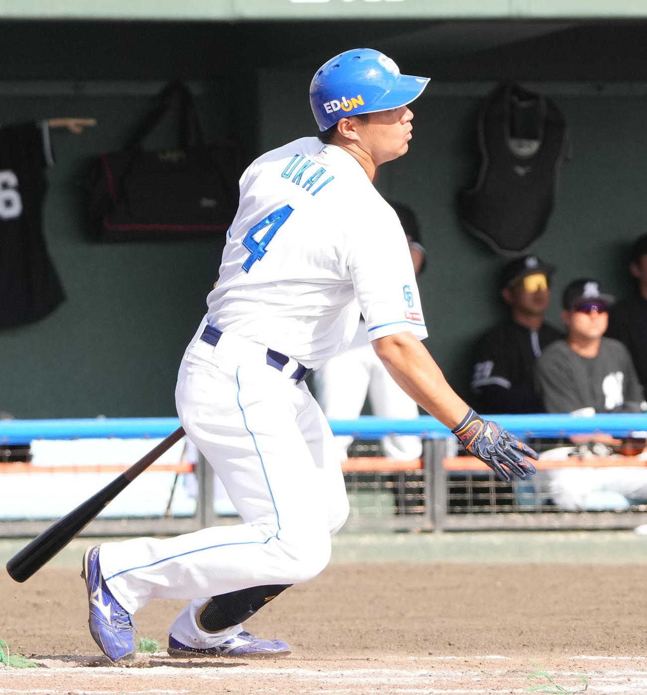 中日対ロッテ　7回裏中日2死満塁、左前2点適時打を放つ鵜飼（撮影・森本幸一）