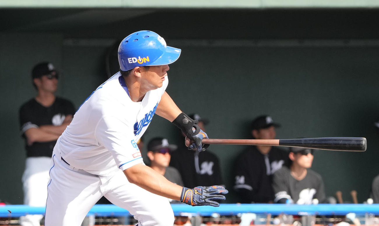 中日対ロッテ　7回裏中日2死満塁、左前2点適時打を放つ鵜飼（撮影・森本幸一）