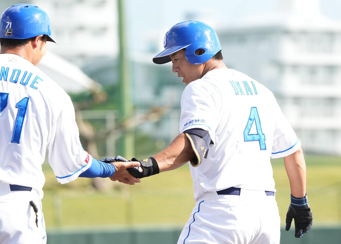 中日対ロッテ　7回裏中日2死満塁、左前2点適時打を放った鵜飼（右）（撮影・森本幸一）