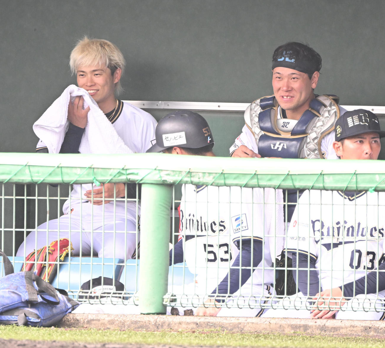 オリックス対楽天2軍　先発し2回を無失点に抑えたオリックス山岡は捕手福永（右）とともに笑顔を見せる（撮影・和賀正仁）