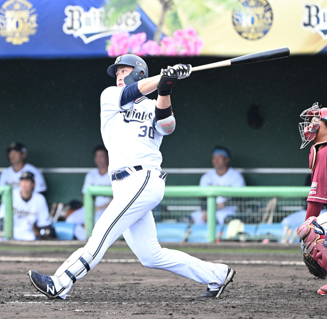 オリックス対楽天2軍　3回裏オリックス2死一塁、左中間を破る適時二塁打を放つ広岡（撮影・和賀正仁）