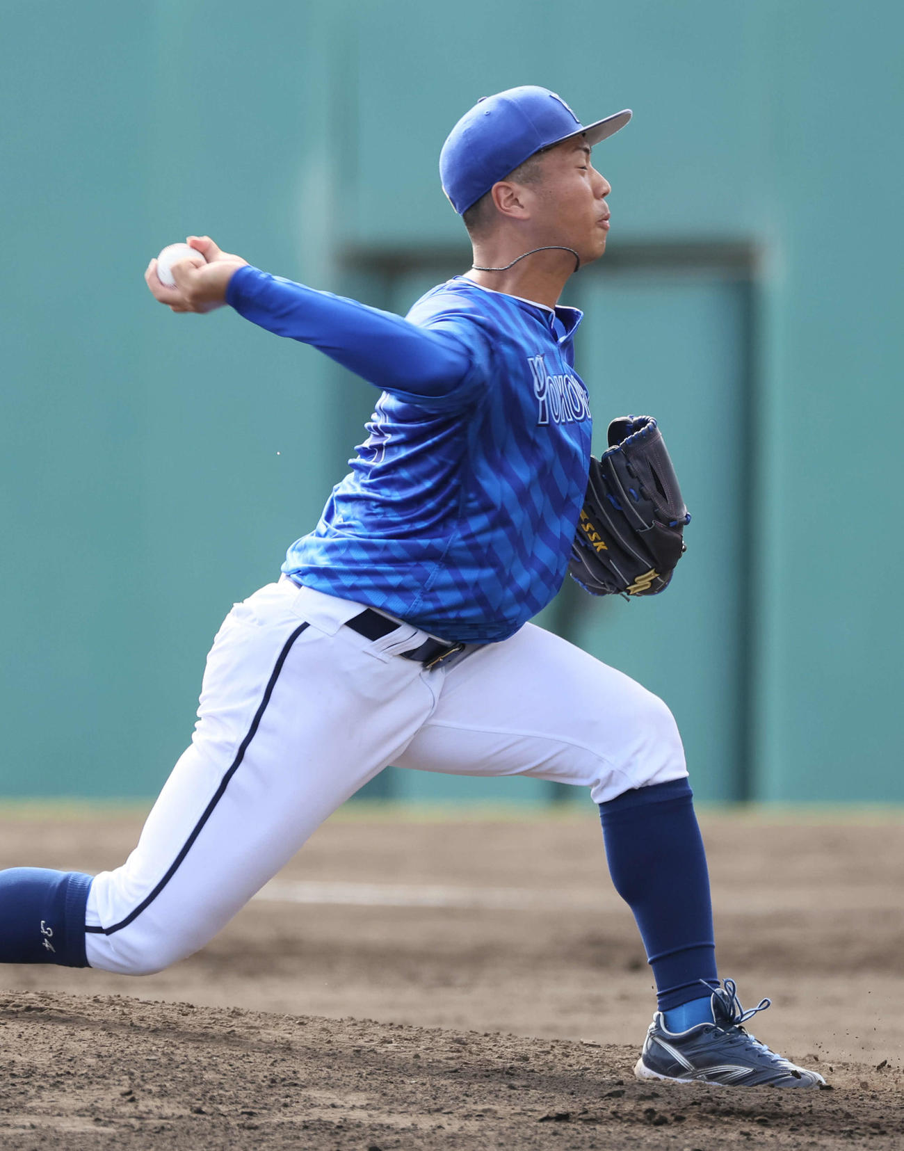 練習試合広島対DeNA 6回裏広島、DeNA3番手、ドラフト2位の松本凌（撮影・加藤孝規）