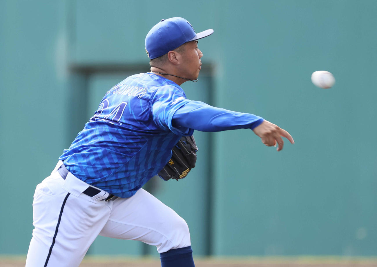 練習試合広島対DeNA 6回裏広島、DeNA3番手、ドラフト2位の松本凌（撮影・加藤孝規）
