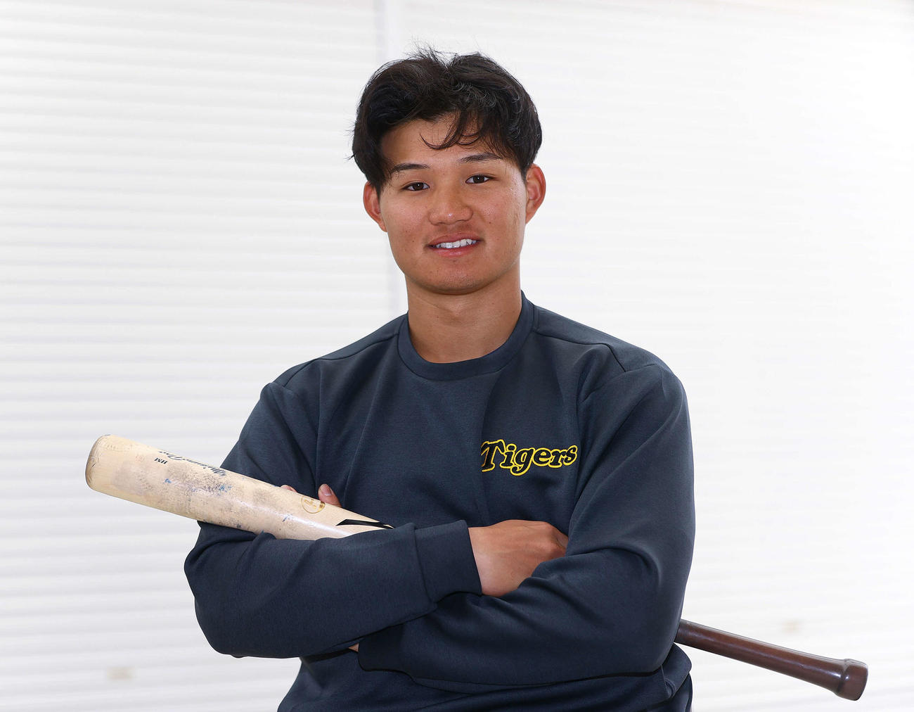 愛用中のピート・ローズ型バットを手に笑顔の森下（撮影・上山淳一）