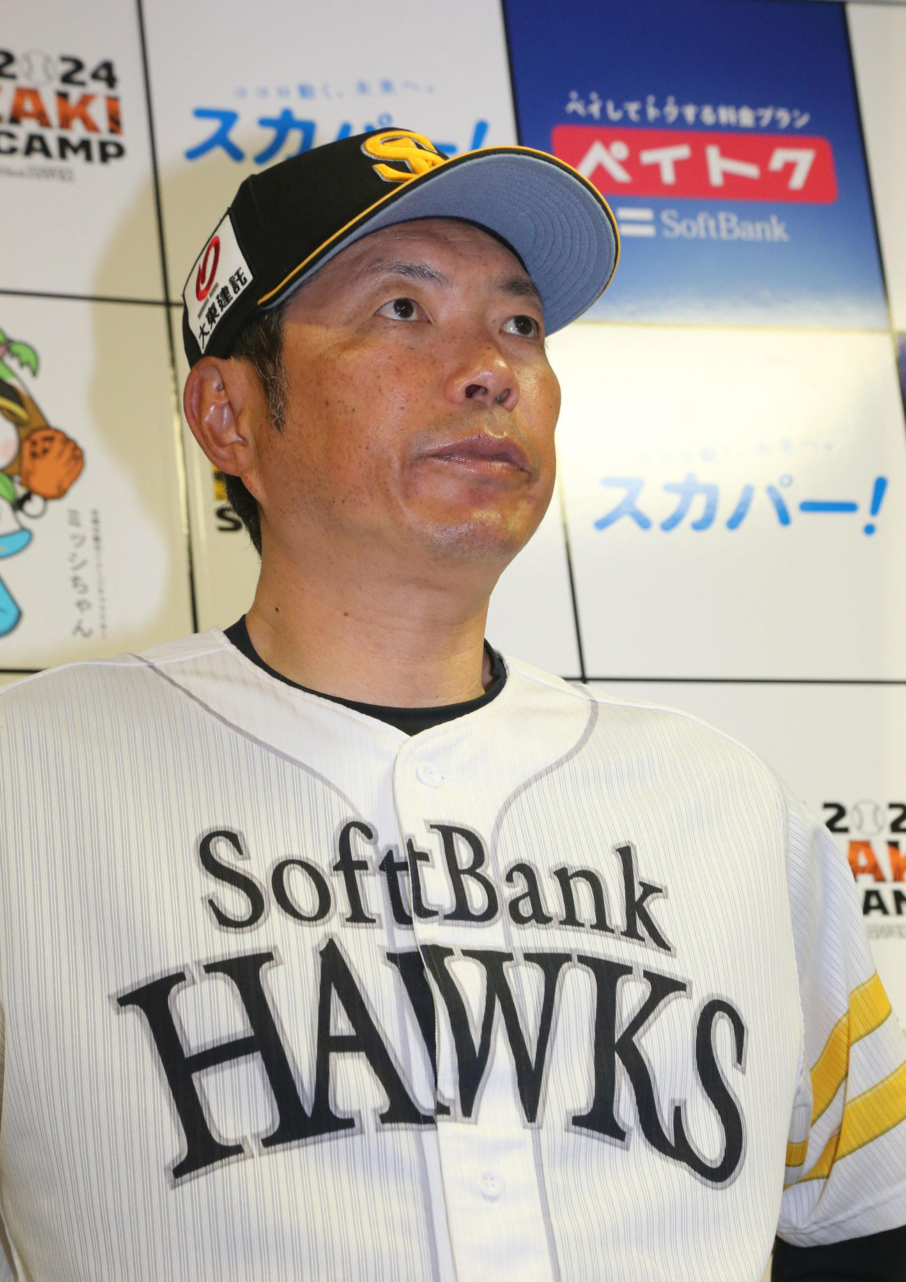開幕投手は有原。ホームは和田。報道陣の前で発表する小久保監督（撮影・梅根麻紀）