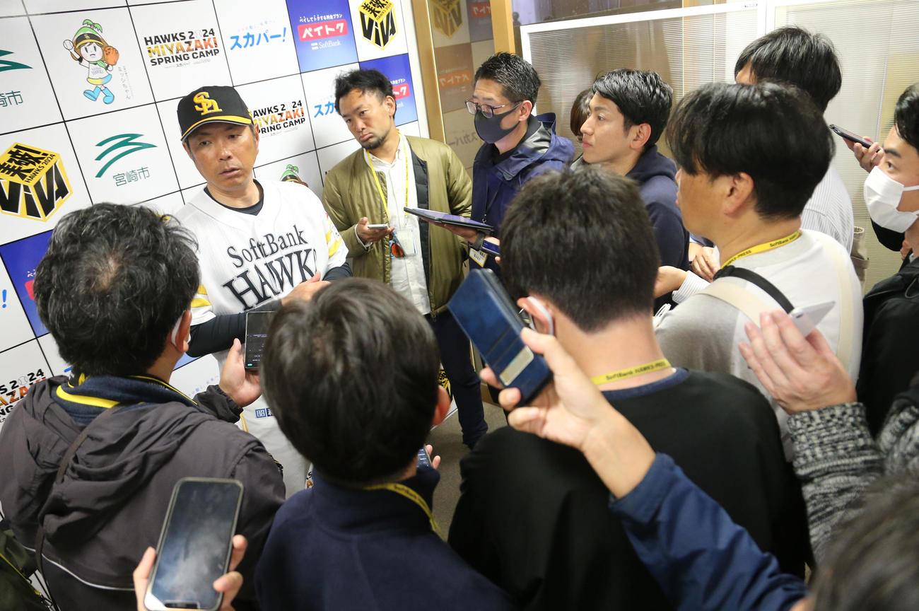 開幕投手は有原。ホームは和田。報道陣の前で発表する小久保監督（撮影・梅根麻紀）