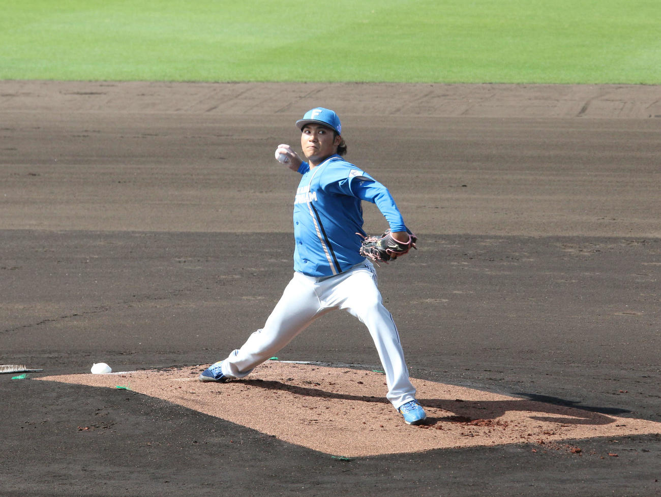 ライブBPに登板した開幕投手の日本ハム伊藤（撮影・中島宙恵）