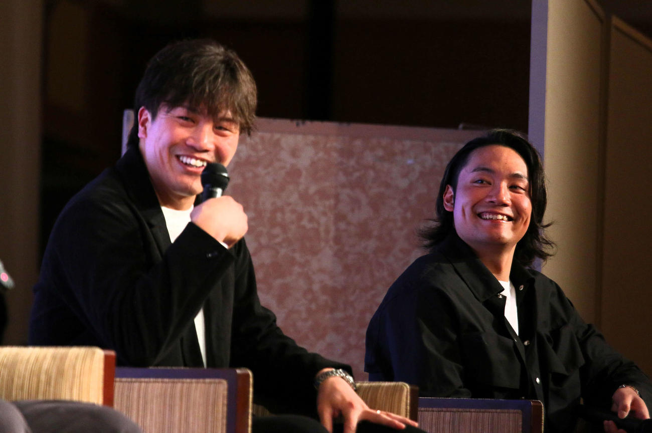トークショーに参加した日本ハム伊藤と伏見（左）（2023年12月3日撮影）
