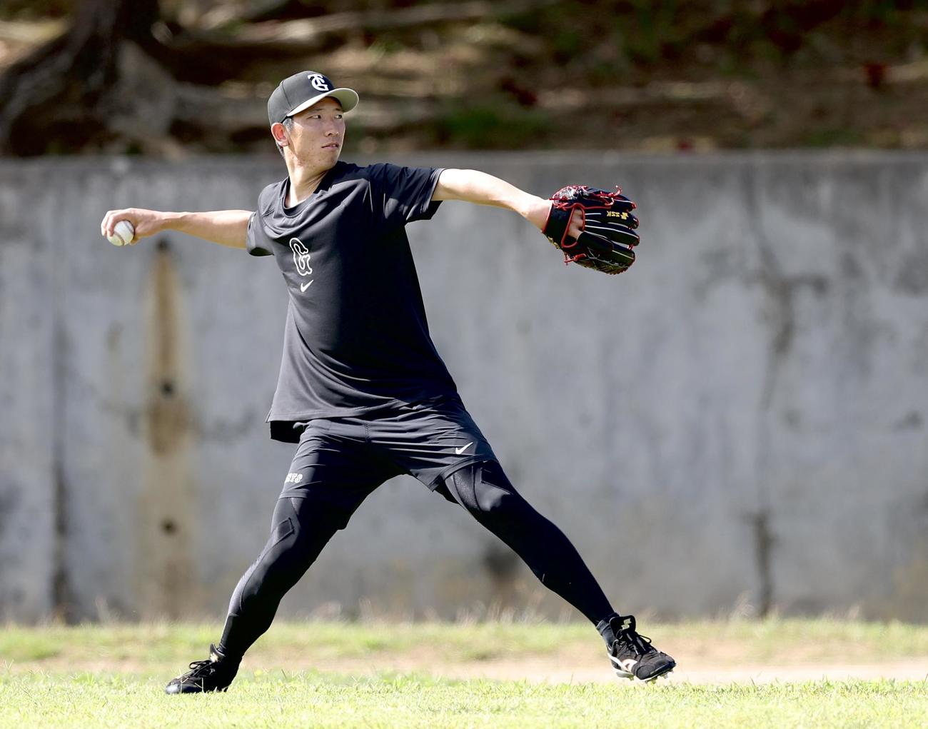 キャッチボールする巨人戸郷（撮影・河田真司）