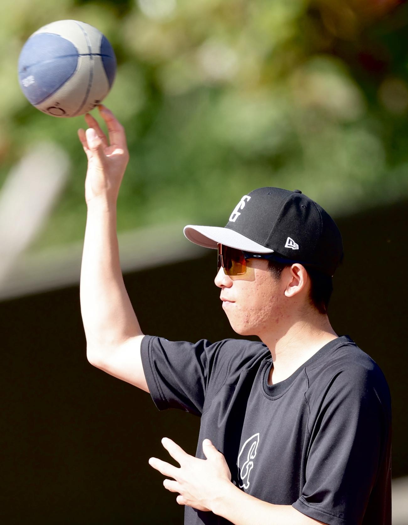 ミニバスケットボールを投げる巨人戸郷（撮影・河田真司）
