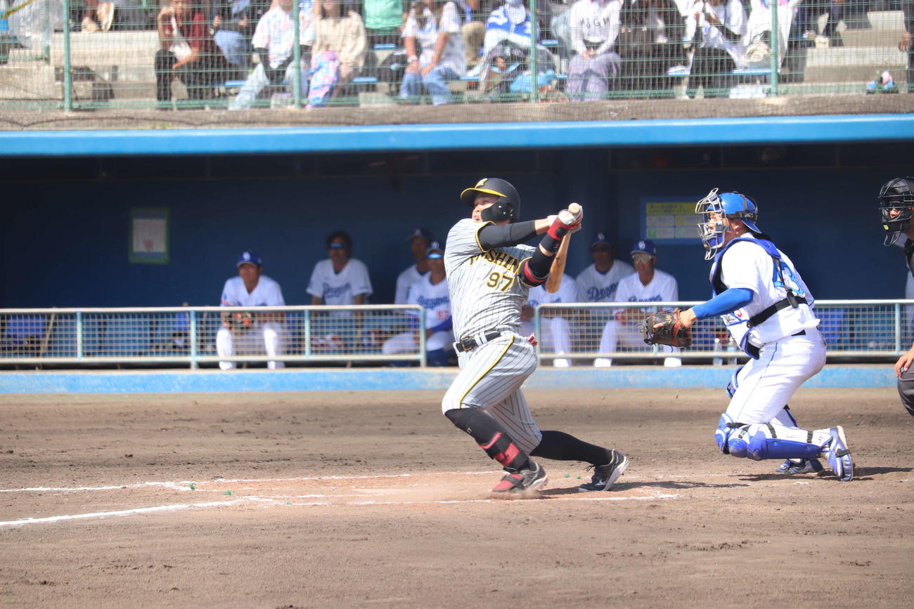 2軍練習試合・中日戦で左翼への本塁打を放った阪神野口恭佑外野手