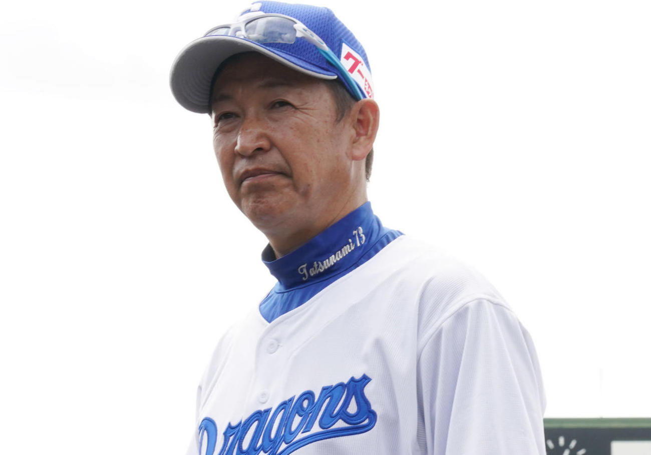 キャンプを打ち上げ取材に応じる立浪監督（撮影・森本幸一）