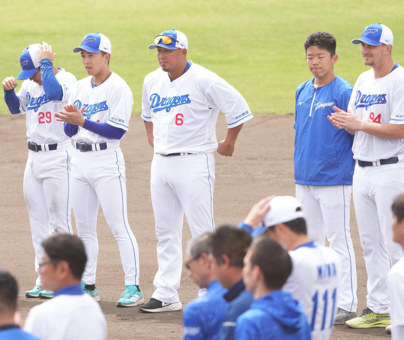 キャンプを打ち上げた中田（中央）（撮影・森本幸一）
