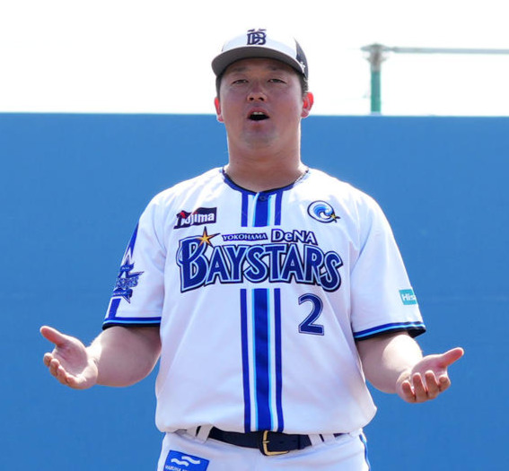 キャンプを打ち上げ手締めをするDeNA牧。後方左から山本、東、三浦監督、佐野、度会（撮影・横山健太）