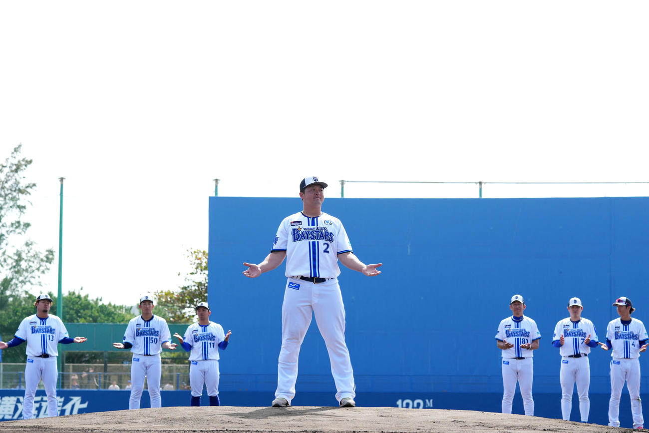 キャンプを打ち上げ手締めをするDeNA牧。後方左から伊勢、山本、東、三浦監督、佐野、度会（撮影・横山健太）