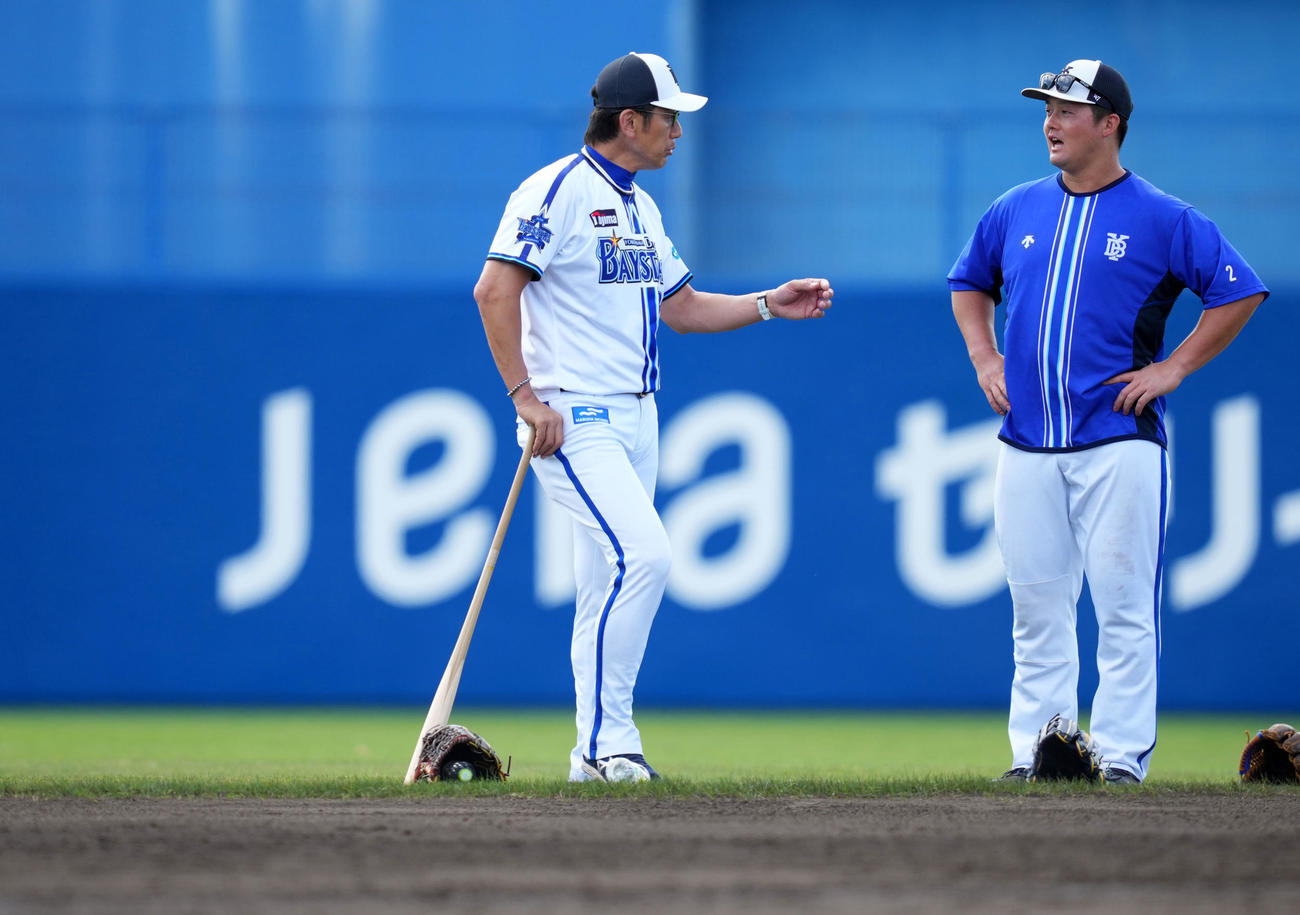 言葉を交わすDeNA三浦監督（左）と牧（撮影・横山健太）