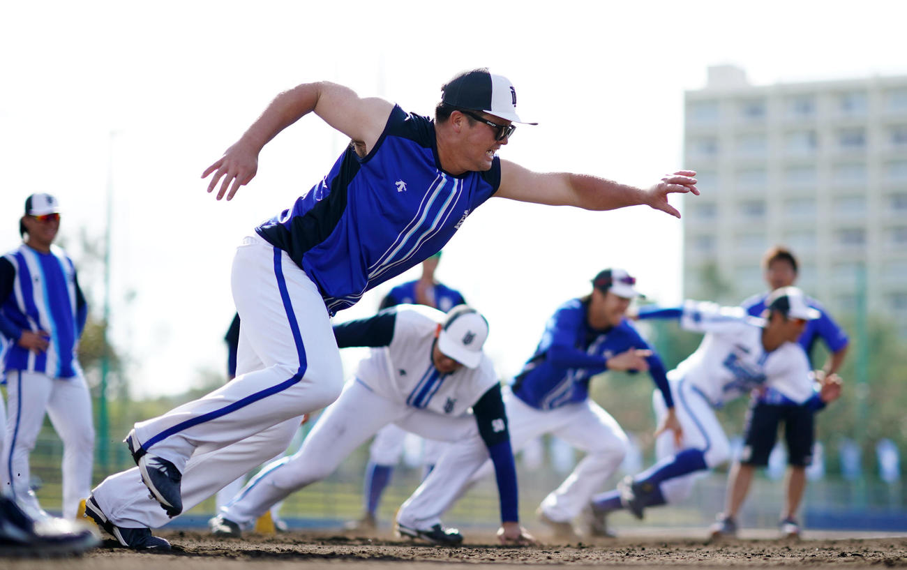 往復ダッシュで力強い走りを見せるDeNA牧（撮影・横山健太）