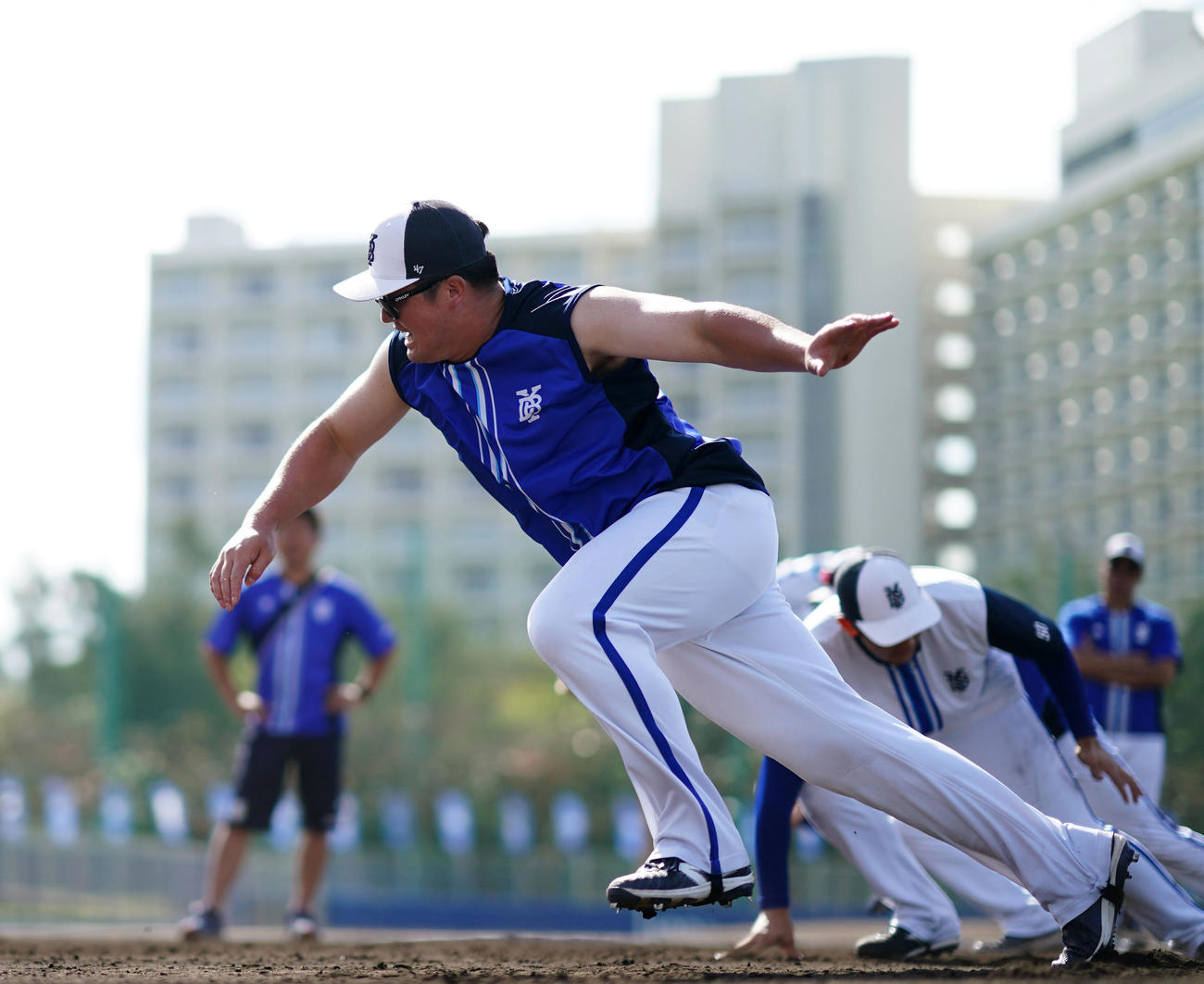 往復ダッシュで力強い走りを見せるDeNA牧（撮影・横山健太）