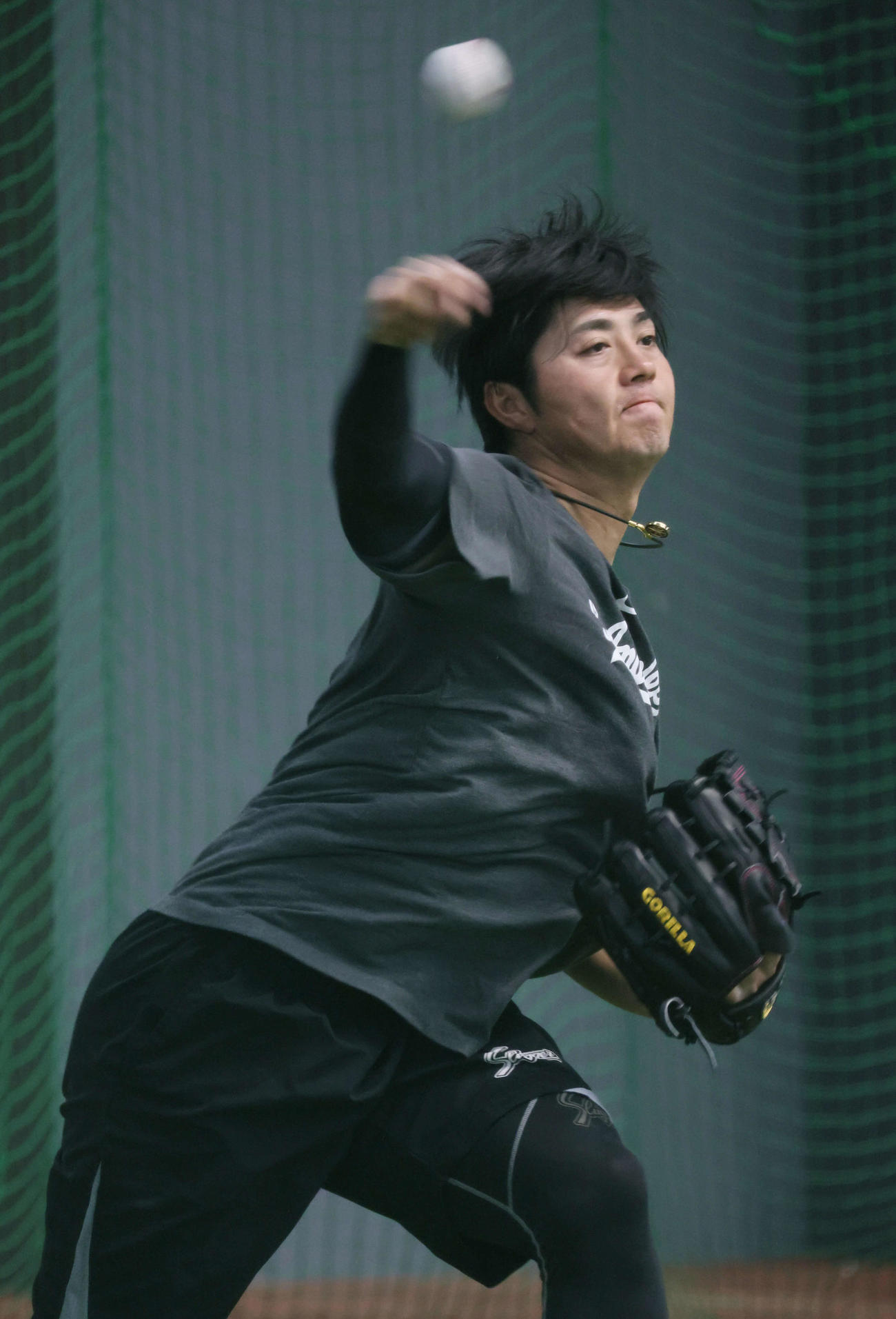 休日返上でキャッチボールをする広島益田（撮影・加藤孝規）