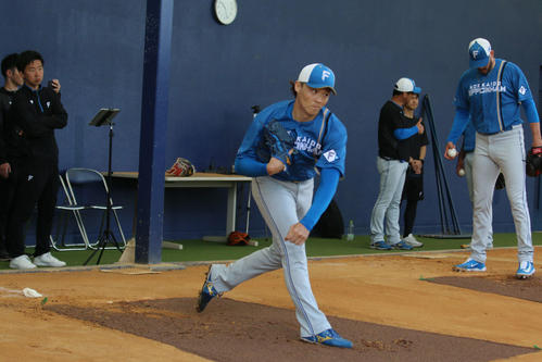 日本ハム】24日実戦登板予定の山崎福也ブルペン入り 球を受けた田宮裕