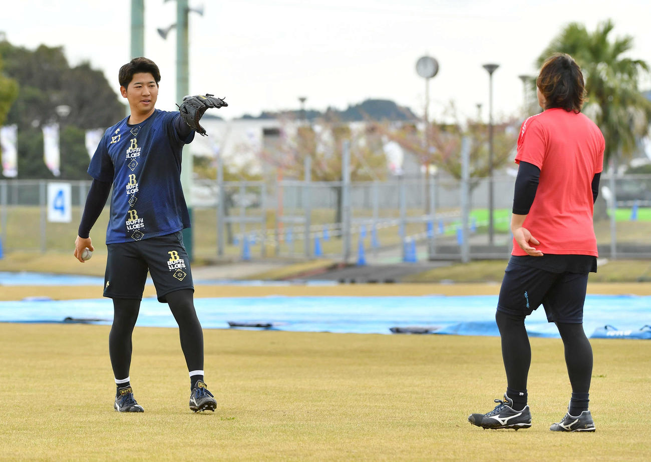 オリックス宮城大弥（右）とキャッチボールを行った椋木蓮（撮影・岩下翔太）