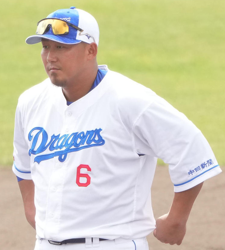 キャンプを打ち上げた中田（中央）（撮影・森本幸一）