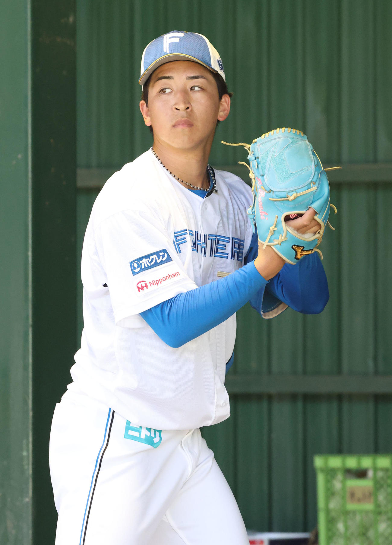 ブルペンで構える日本ハム細野（撮影・佐藤翔太）