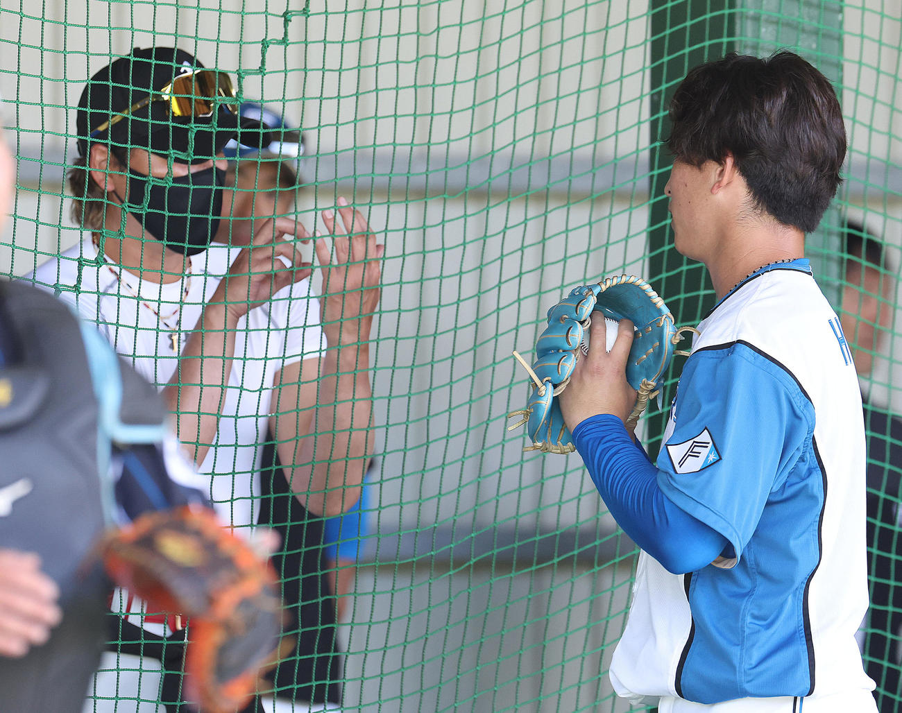 日本ハム新庄監督（左）はブルペンで投球を終えた細野に声をかける（撮影・佐藤翔太）