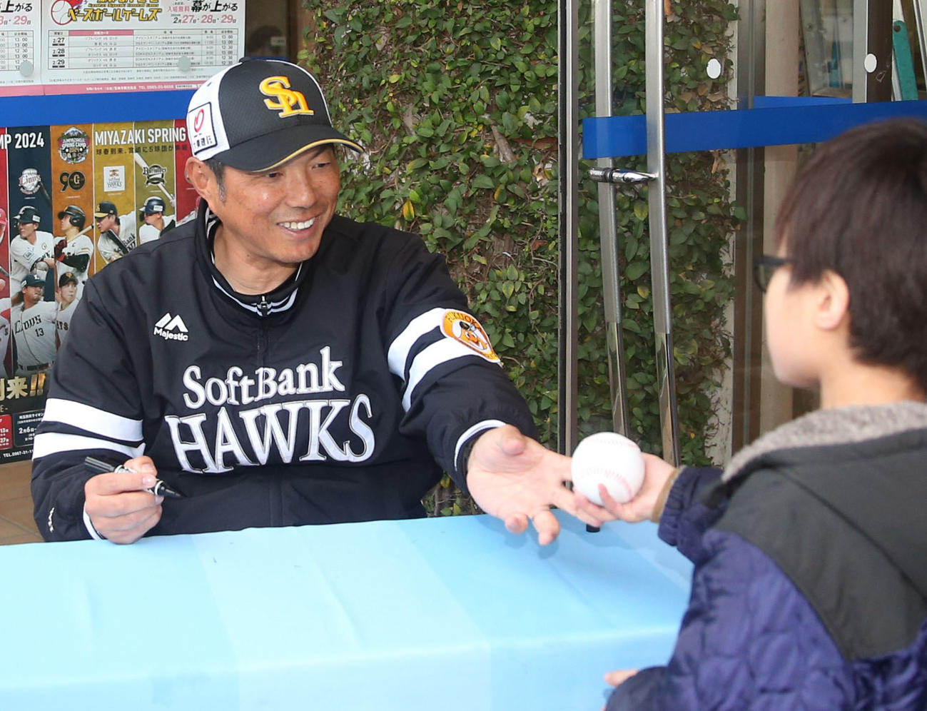 ソフトバンク小久保監督は笑顔でファンサービス（撮影・冨田成美）