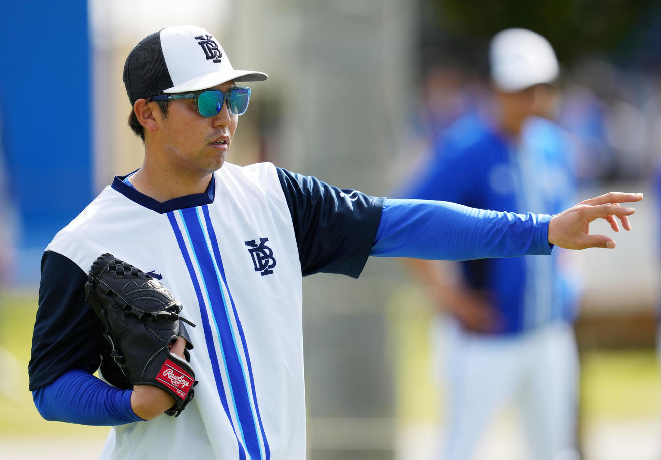キャッチボールをするDeNA東（撮影・横山健太）