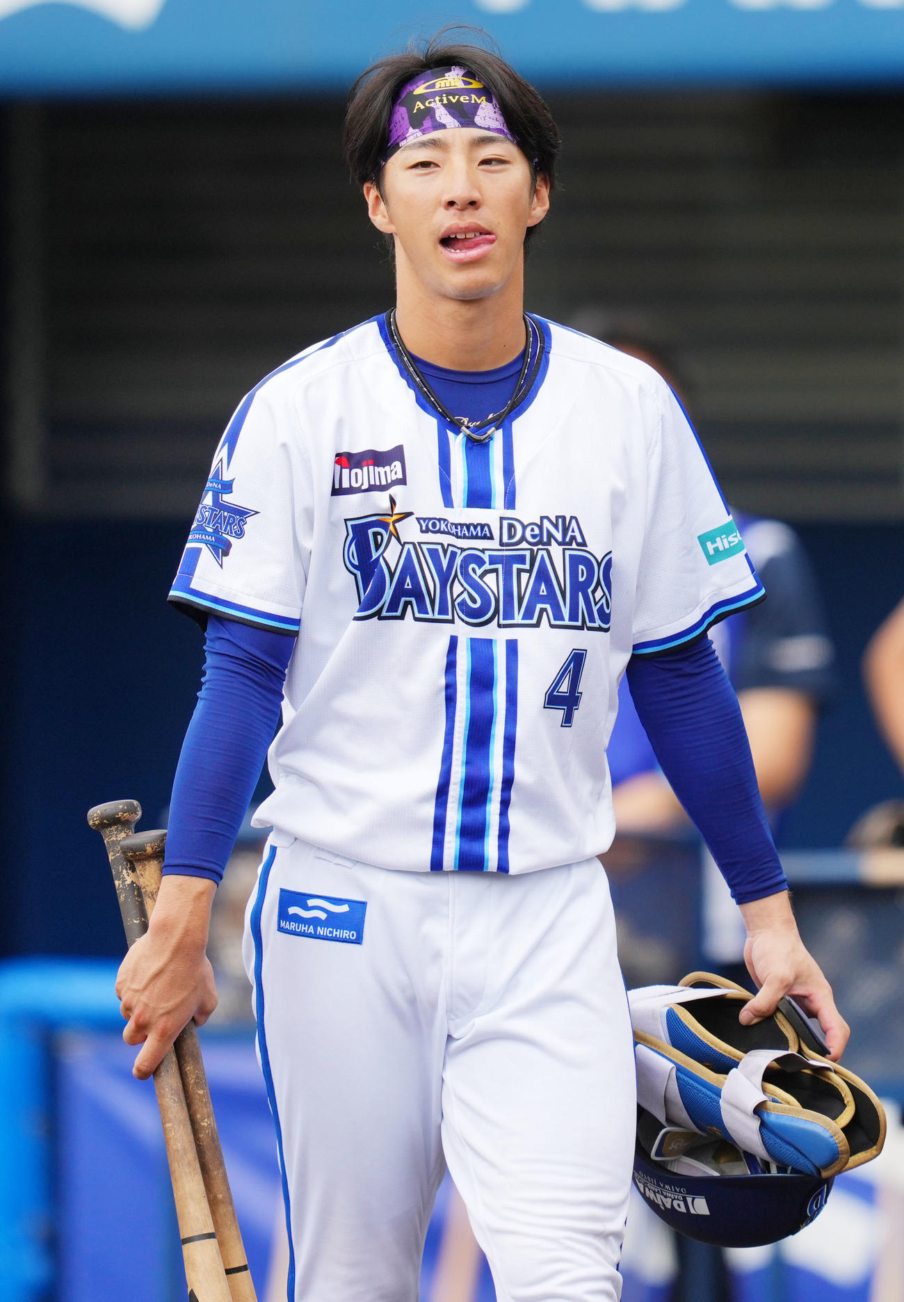 打撃練習へ向かうDeNA度会（撮影・横山健太）