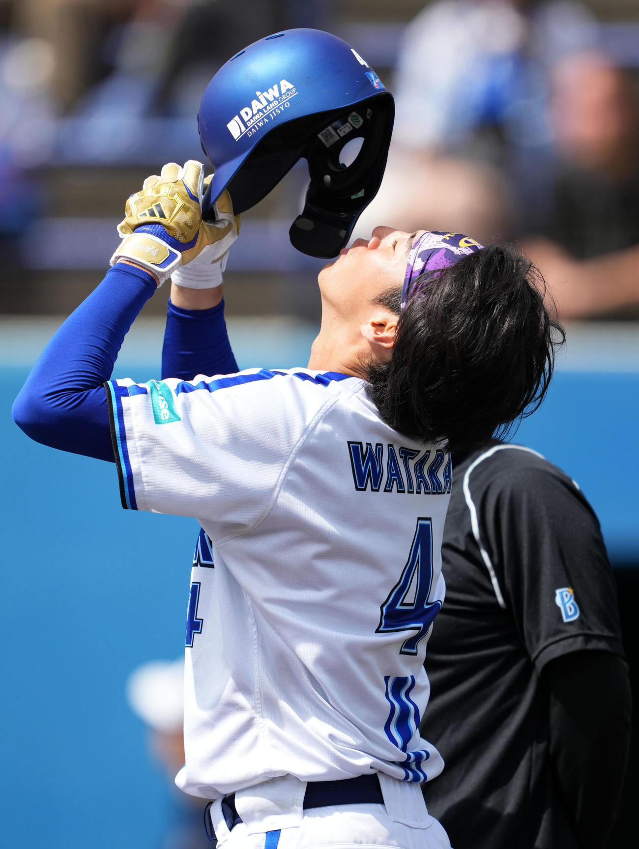 打撃練習へ向かうDeNA度会（撮影・横山健太）