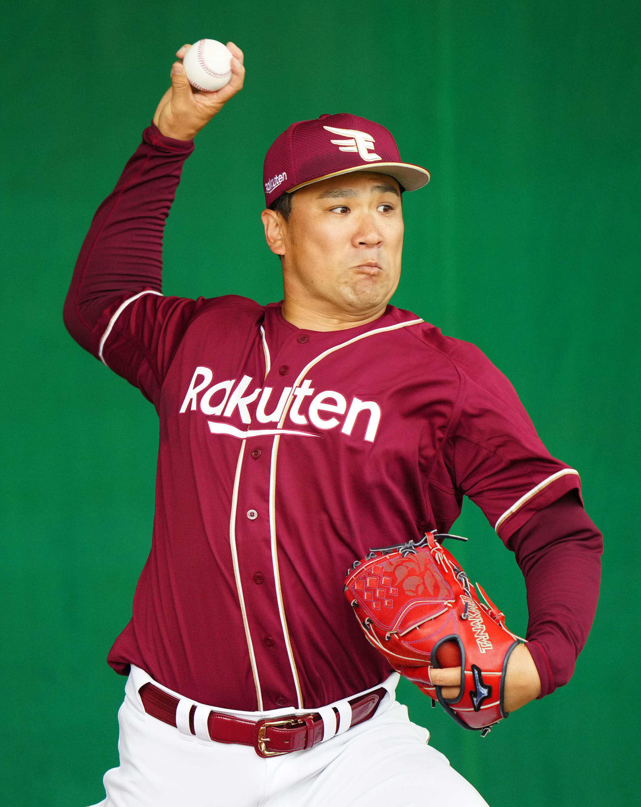 21日、ブルペン投球する楽天田中将