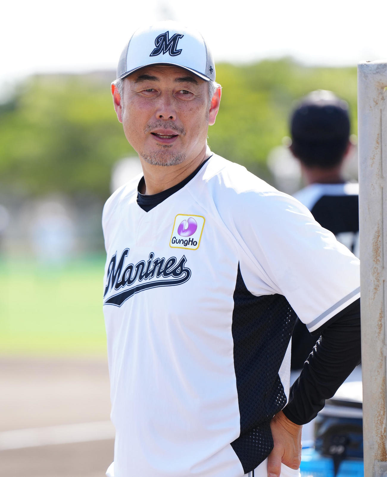 練習を見つめるロッテ吉井監督（撮影・江口和貴）