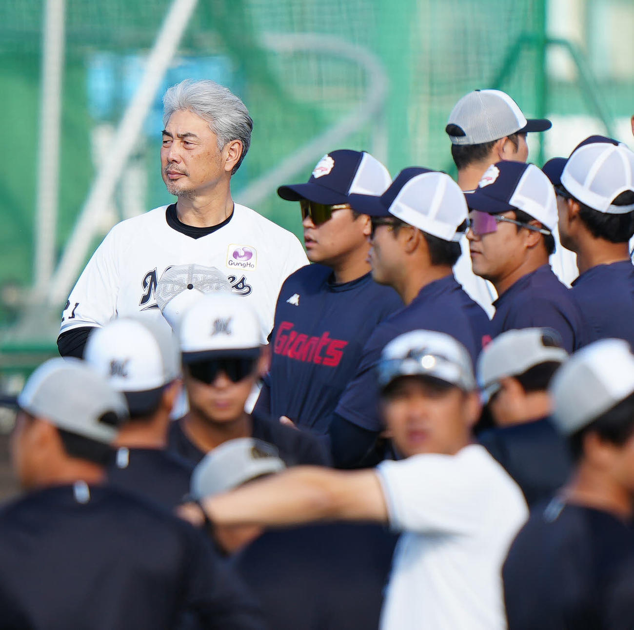 韓国ロッテとの合同練習に臨むロッテ吉井監督（左）（撮影・江口和貴）