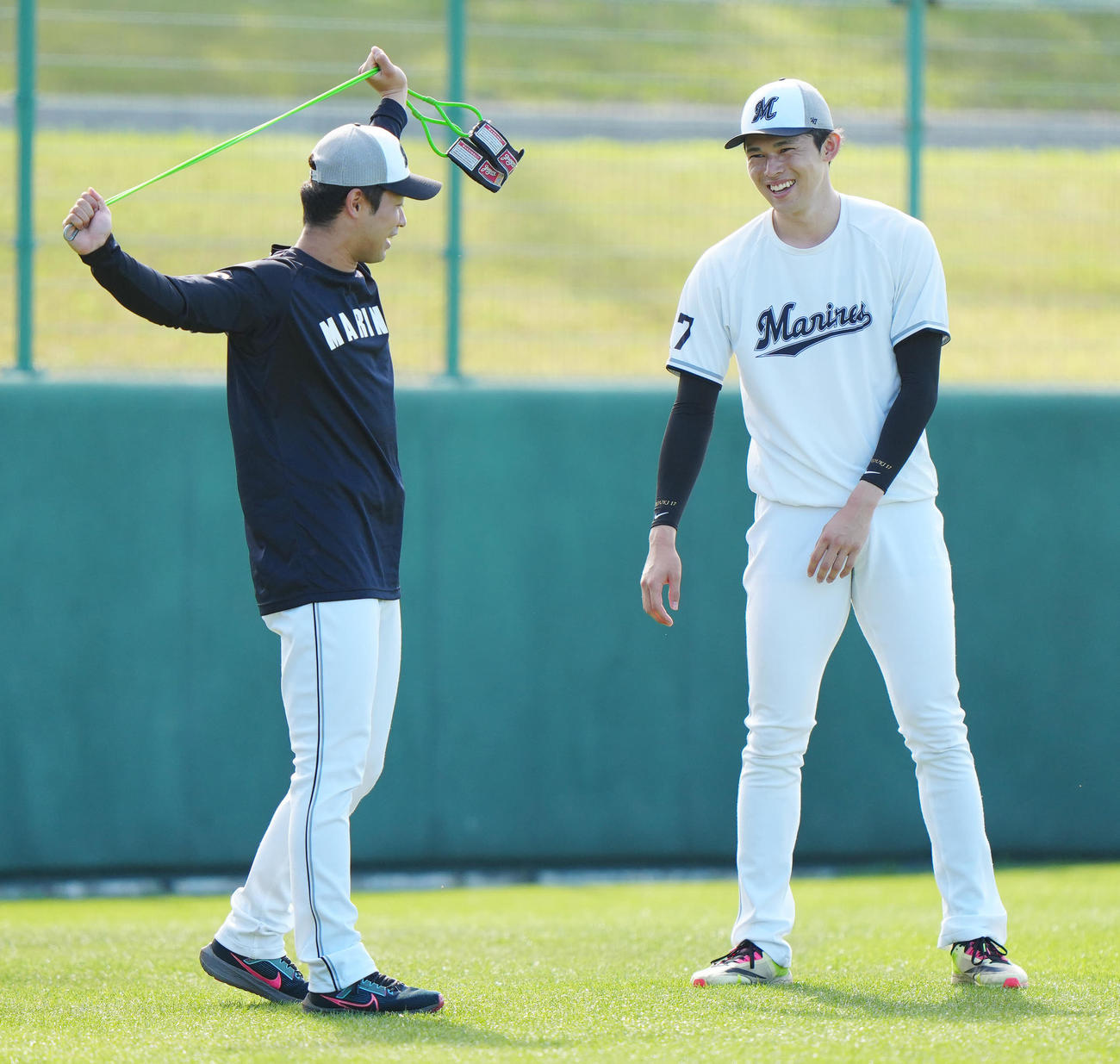 練習前、言葉を交わすロッテ種市（左）と佐々木（撮影・江口和貴）