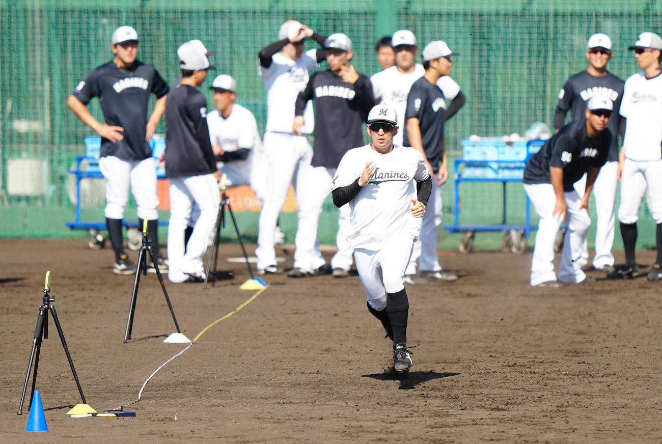 練習に臨むロッテ小島（撮影・江口和貴）