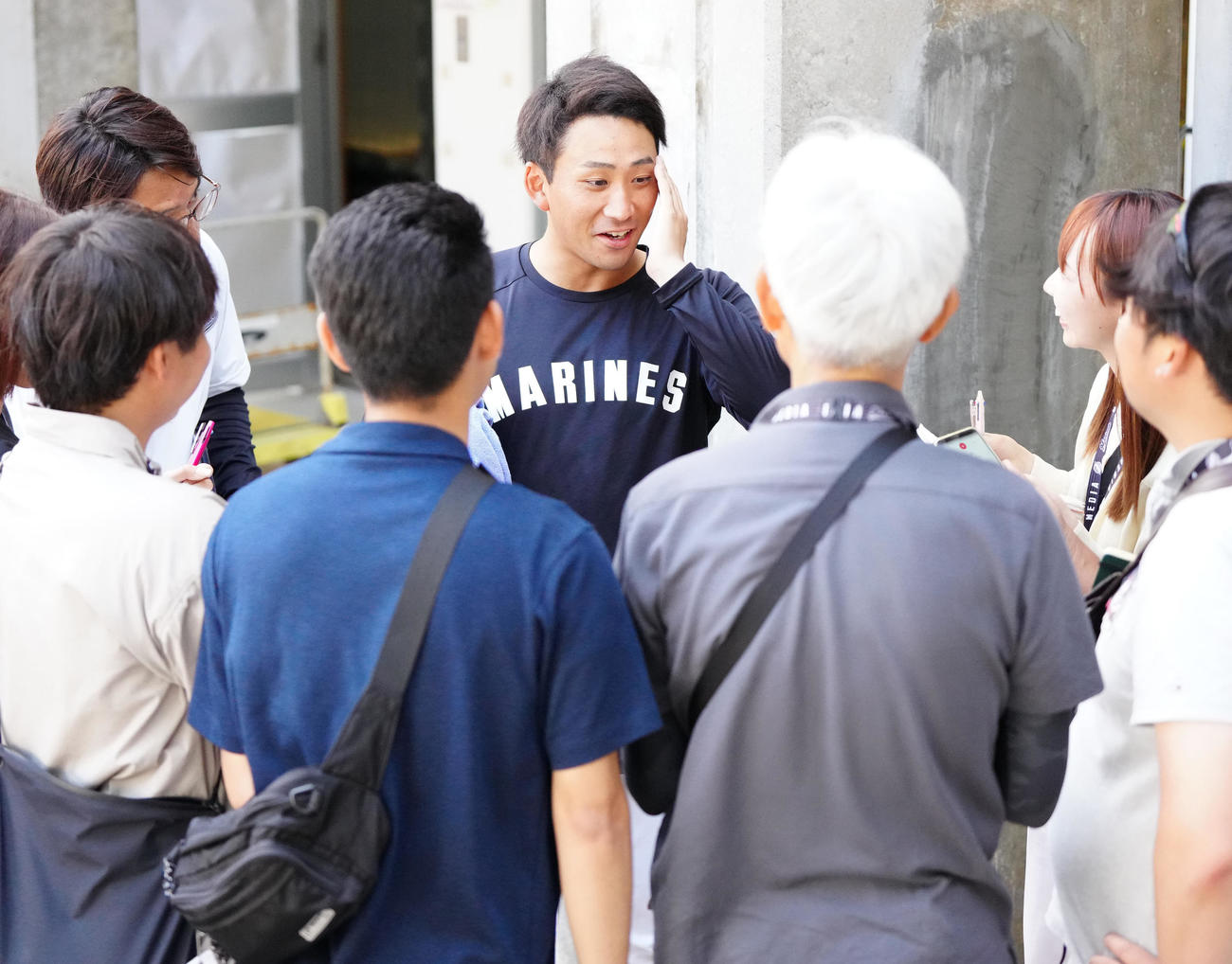 練習後、取材に応じるロッテ小島（中央）（撮影・江口和貴）