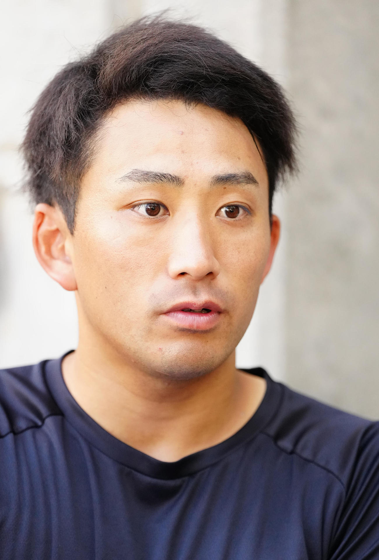 練習後、取材に応じるロッテ小島（撮影・江口和貴）